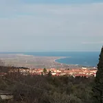 شقة Achilles لِتوخورو